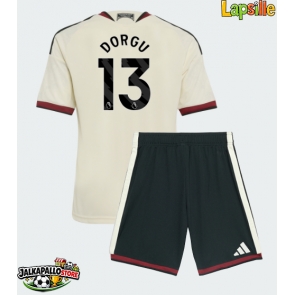 Manchester United Patrick Dorgu #13 Kolmaspaita Lapsille 2026-27 Lyhythihainen (+ shortsit)
